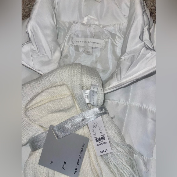 New York & Company Fall/Winter Set 🍂 ❄️ Vest/Scarf/Glove Combo - Picture 7 of 7